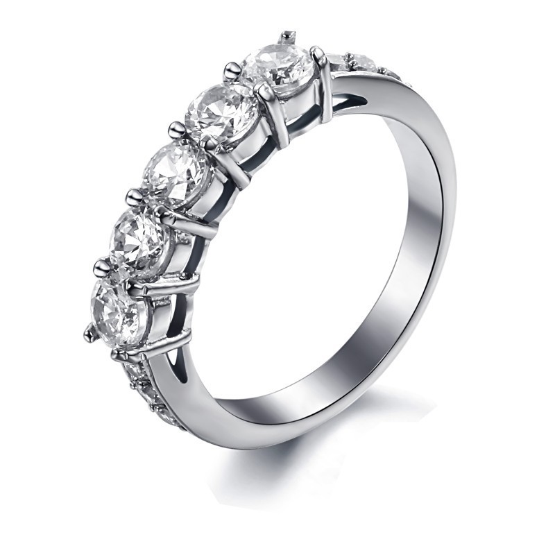 Zuverlässiger Leistungsring Aus Titan Für Damen Mit Strass Zuverlässiger Leistungsring Aus Titan Für Damen Mit Strass