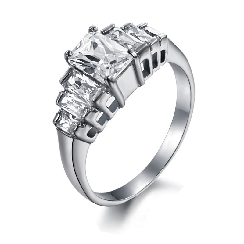 Stabiler Qualitäts-Titanring Für Damen Mit Strass Stabiler Qualitäts-Titanring Für Damen Mit Strass