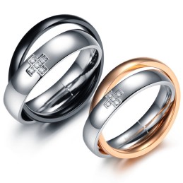 Stabiler Qualitätskreuz-Titanring Für Liebhaber Mit Diamant