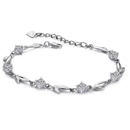 Bekannt Für Sein Hochwertiges, Platiniertes Titanarmband In Blattform Mit Strasssteinen