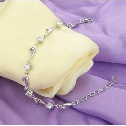 Bekannt Für Sein Hochwertiges, Platiniertes Titanarmband In Blattform Mit Strasssteinen