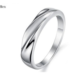 Hochwertiger, Prägnanter Titanring Mit Platinbeschichtung Für Liebhaber