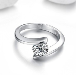Zuverlässiger Leistungsring Aus Platiniertem Titan Für Damen Mit Strass