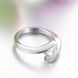 Zuverlässiger Leistungsring Aus Platiniertem Titan Für Damen Mit Strass