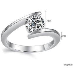 Zuverlässiger Leistungsring Aus Platiniertem Titan Für Damen Mit Strass