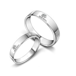 Bekannt Für Seinen Hochwertigen, Platinierten Titanring In Kleeblattform Für Verliebte
