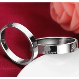 Bekannt Für Seinen Hochwertigen, Platinierten Titanring In Kleeblattform Für Verliebte