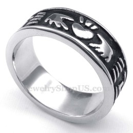 Titanhände Halten Herzförmigen Ring