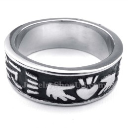 Titanhände Halten Herzförmigen Ring