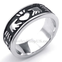 Titanhände Halten Herzförmigen Ring