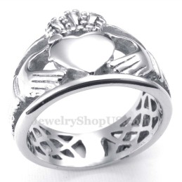 Titanring Mit Herzanhänger Und Umarmungen