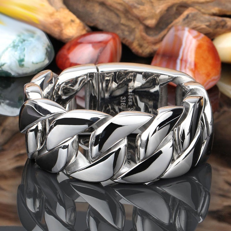 Modisches Armband Aus Glänzendem Titan Mit Dicker Kette Modisches Armband Aus Glänzendem Titan Mit Dicker Kette