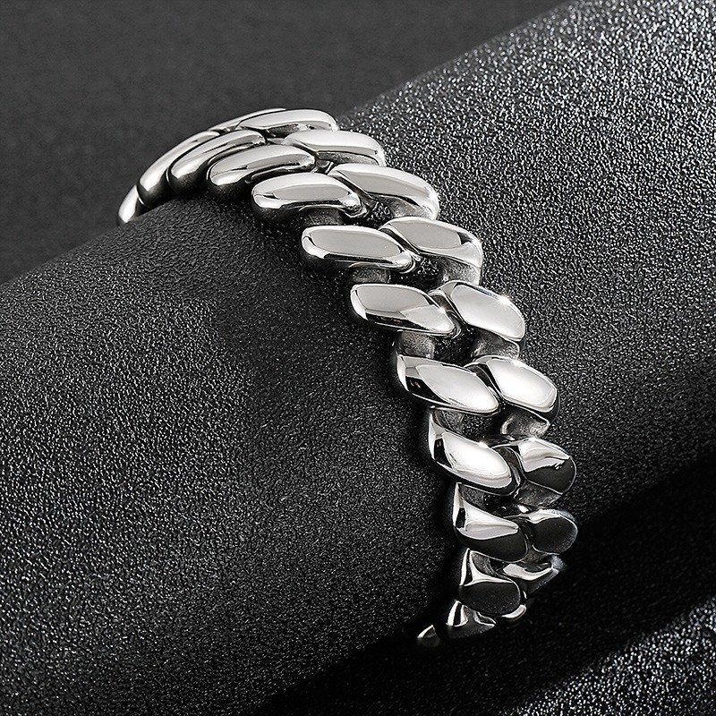 Schickes Wind-Armband Aus Titan In Rautenform Schickes Wind-Armband Aus Titan In Rautenform