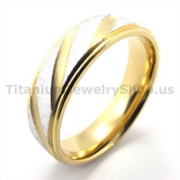 Goldener Titanring Mit Diamant