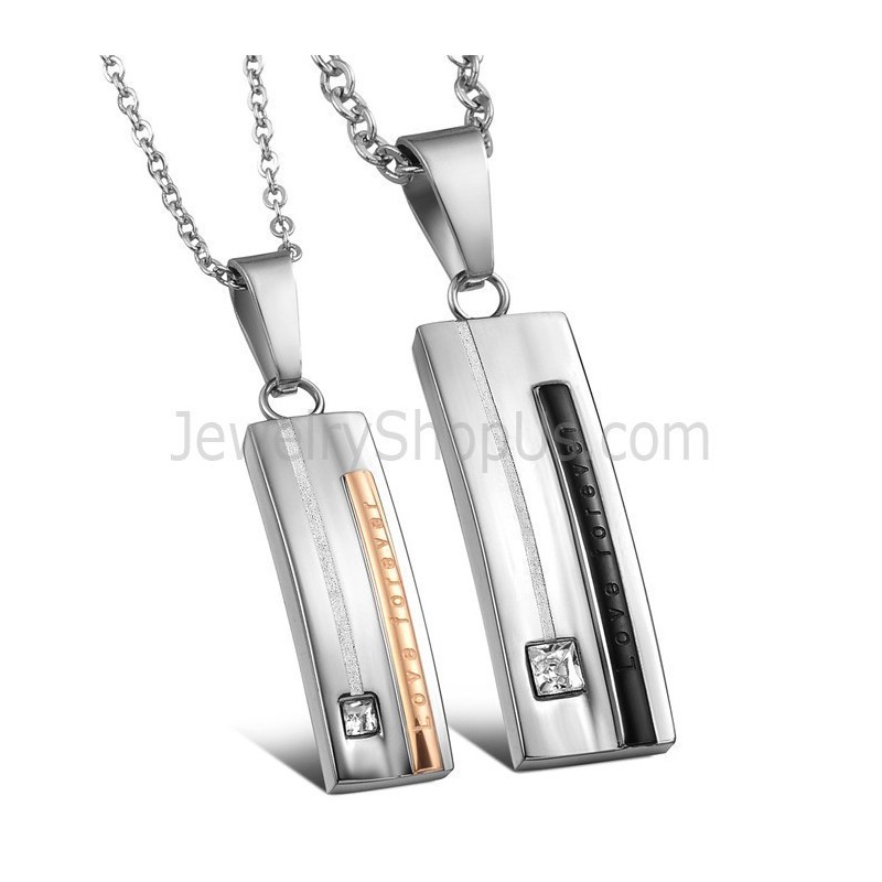 Rechteckiger Titan-Anhänger „Love Forever“ In Schwarz Und Roségold Mit Strasssteinen Und Kostenlosen Ketten C567 Rechteckiger Titan-Anhänger „Love Forever“ In Schwarz Und Roségold Mit Strasssteinen Und Kostenlosen Ketten C567