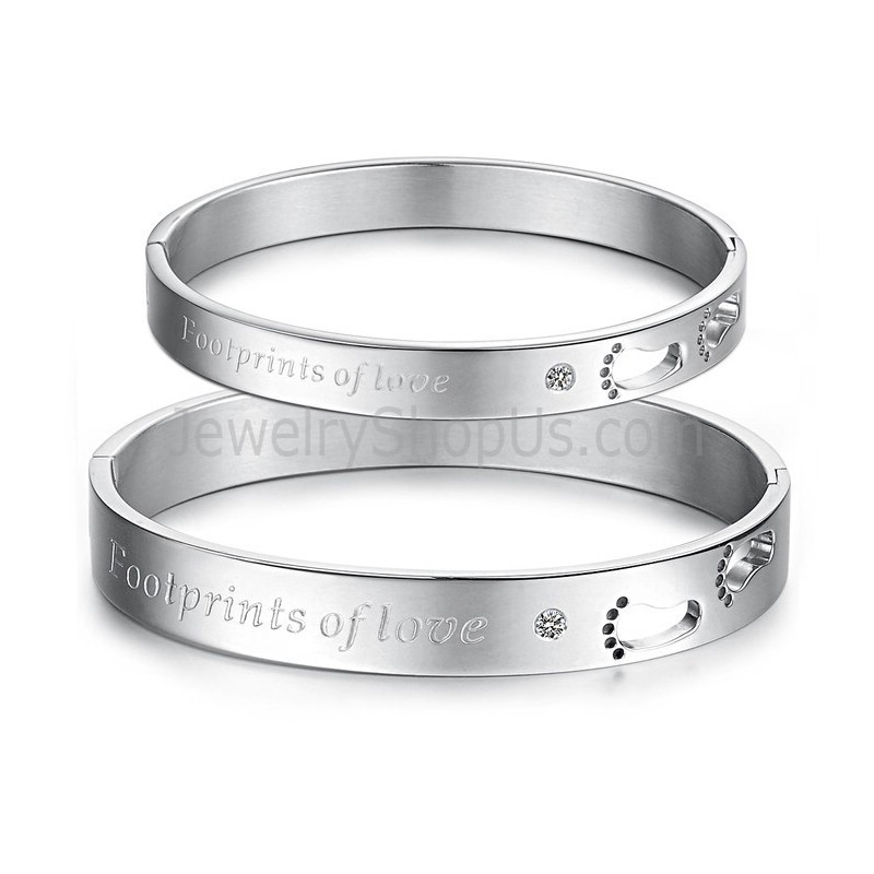 Tatanium „Footrints Of Love“ Paar-Armreifen Mit Hohlen Fußabdrücken Und Strasssteinen C850 Tatanium „Footrints Of Love“ Paar-Armreifen Mit Hohlen Fußabdrücken Und Strasssteinen C850