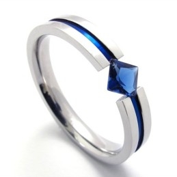 Titanring Mit Blauem Diamanten