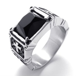 Titanring Mit Kreuz Und Schwarzem Edelstein