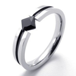 Modischer Titanring Mit Schwarzem Edelstein