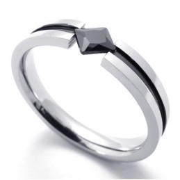 Modischer Titanring Mit Schwarzem Edelstein