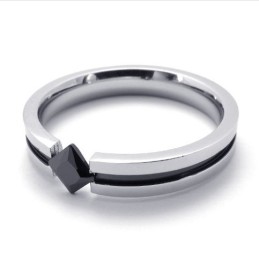 Modischer Titanring Mit Schwarzem Edelstein